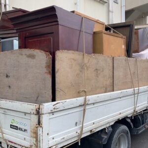 大量の木材家具、階段で運び出し回収！！